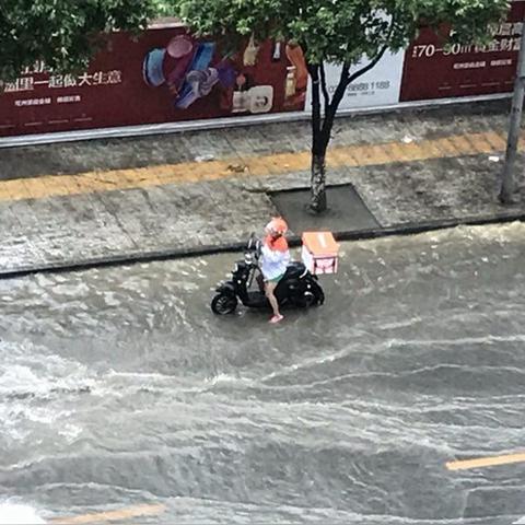 成都拉响大暴雨最新预警,全城联动应对强降雨天气 成都拉响大暴雨最新预警,全城联动应对强降雨天气
