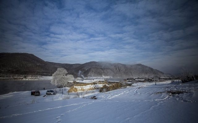 白山云海间，寒舍暖如春